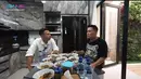 Merry menambahkan, meski belum resmi buka, tapi sudah menerima pesanan. Tapi ia juga belum menggunakan nama Raffi Ahmad. Walaupun sudah lama bersama bosnya, ia  tak berani menggunakan nama tersebut. [Youtube/Rans Entertainment]