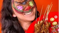 Kuliner Indonesia, Sate Ayam Jadi Konsep Face Painting. (dok.Instagram @niaingrid/https://www.instagram.com/p/CBsfYe6nklt/Henry)