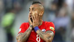 1. Arturo Vidal (Cile) -  Arturo Vidal berhasil membawa Cile lolos ke final Piala Konfederasi 2017. Hanya menyarangkan 1 gol di ajang tersebut membuat gelandang  Bayern Munchen ini dinilai belum bermain maksimal seperti biasanya. (EPA/Yuri Kochetkov)