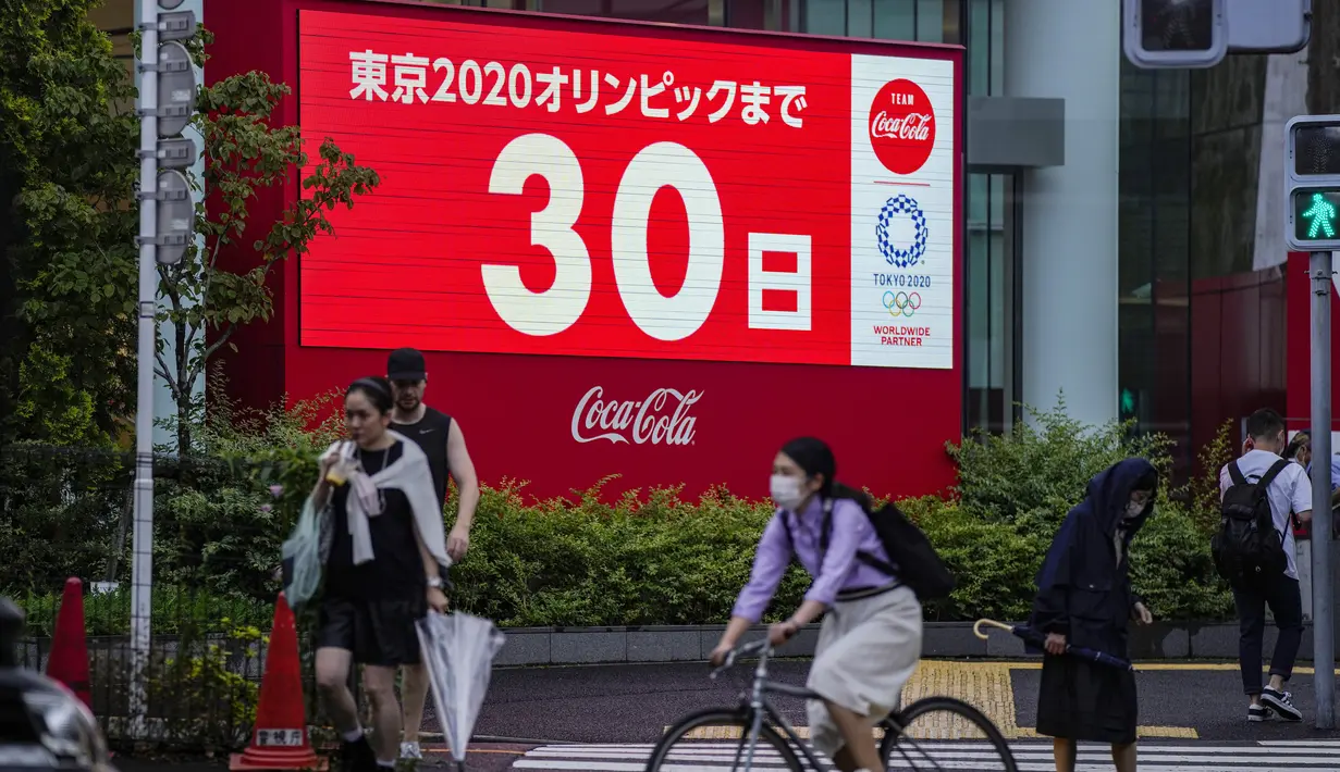 Jam hitung mundur menunjukkan 30 hari menuju upacara pembukaan Olimpiade Tokyo 2020 di Tokyo, Jepang pada Rabu (23/6/2021). Olimpiade Tokyo dimulai pada 23 Juli dan penyelenggara mengizinkan penonton lokal menghadiri venue pertandingan dengan kapasitas 50 persen. (AP Photo/Kiichiro Sato)
