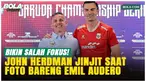 Momen Unik John Herdman: Jinjit Saat Berdiri di Samping Emil Audero
