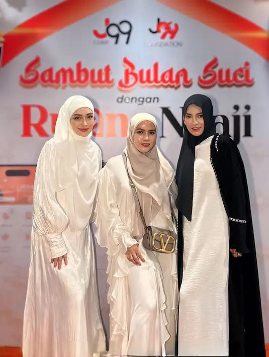 Bahkan Celine sengaja ikut menghadiri kajian yang digelar pengusaha Shandy Purnamasari jelang Ramadhan 2024. Penampilannya terlihat anggun dan bikin pangling usai ia minta didoakan saat mengenakan hijab. (Liputan6.com/IG/@celine_evangelista)