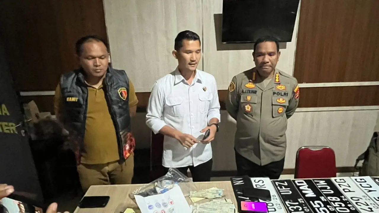 Kapolresta Bandar Lampung, Kombes  Alfret Jacob Tilukay membeberkan bukti pencurian mobil milik perwira polisi