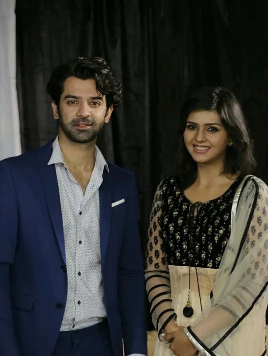 Dalam acara jumpa dengan penggemar itu, keduanya berkesempatan mencicipi makanan khas khas Indonesia dalam sebuah segmen khusus. Meski tidak suka manis, Barun mengaku suka siomay. (Galih W. Satria/Bintang.com)