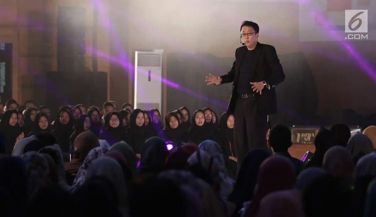 Motivator Tung Dasem Waringin saat memberikan motivasi  dan berinteraksi dengan para peserta EGTC di geleran Emtek Goes To Campus 2018 di Universitas Negeri Semarang (UNNES), Semarang, Rabu (18/7). (Liputan6.com/Herman Zakharia)