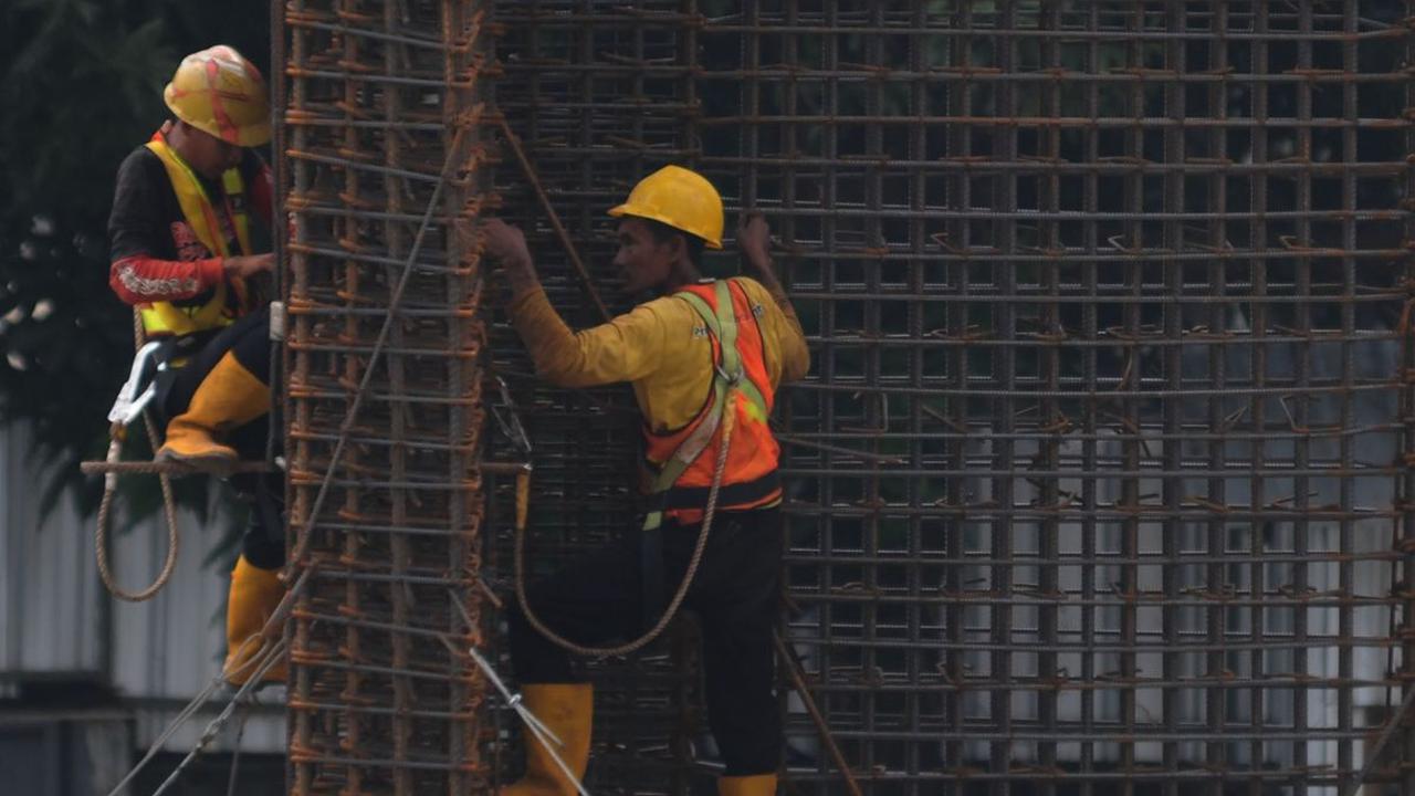 Pekerja menyelesaikan pemasangan rangkaian kawat baja di salah satu proyek pembangunan gedung di Jakarta, Kamis (25/4/2024). Kenaikan realisasi anggaran infrastruktur dalam Anggaran Pendapatan dan Belanja Negara (APBN) 2023 tak sebanding dengan serapan te