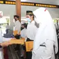 Bupati Banyuwangi Ipuk Fiestiandani (Kanan) Serahkan SK ASN formasi 2021 (Istimewa)