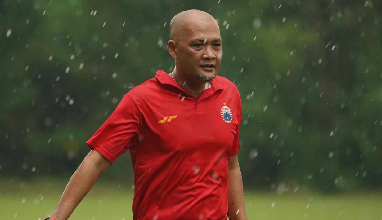 Pelatih Persija Jakarta, Sudirman memimpin latihan perdana timnya usai menjuarai Piala Menpora 2021 menjelang bergulirnya Liga 1 di National Youth Training Centre (NYTC) Sawangan Depok, Kamis (20/5/2021). (Foto: Dok. Persija Jakarta)