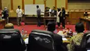 Suasana dalam voting pemilihan Deputi Gubernur Bank Indonesia yang dilakukan Komisi XI di Jakarta, Senin (20/4/2015). Erwin Rijanto unggul dari dua calon lainnya yaitu Dody Budi Waluyo dan Hendy Sulistiowati. (Liputan6.com/Andrian M Tunay)