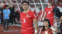 Pemain Timnas Indonesia, Ramadhan Sananta memasuki lapangan dalam laga final FIFA Series 2026 melawan Bulgaria di Stadion Utama Gelora Bung Karno (SUGK), Senayan, Jakarta, Senin (30/03/2026). (Bola.com/M Iqbal Ichsan)