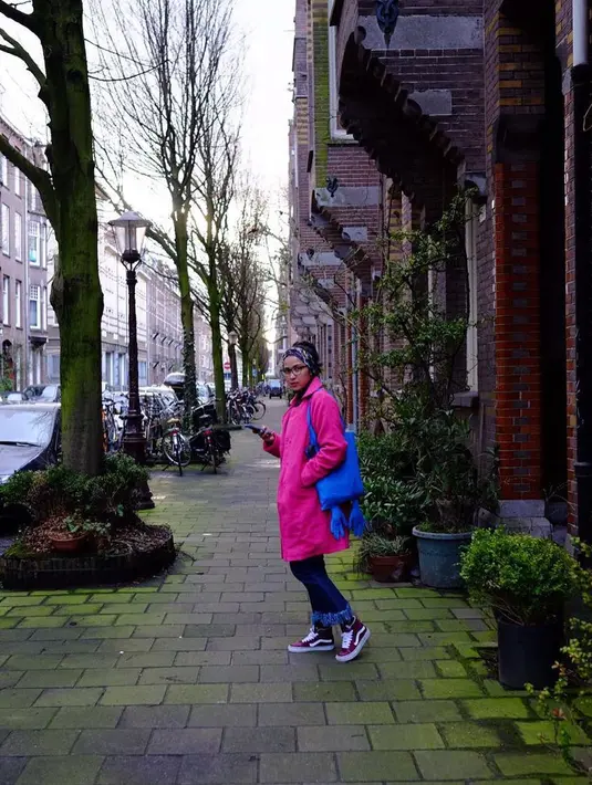 Untuk yang satu ini, gaya Dinda juga sporty banget meski masih ada kesan girlynya lantaran ia memakai outer berwarna pink. Dinda keren banget dengan bandana, kacamata dan sneakersnya. (Instagram/dindakanyaa)