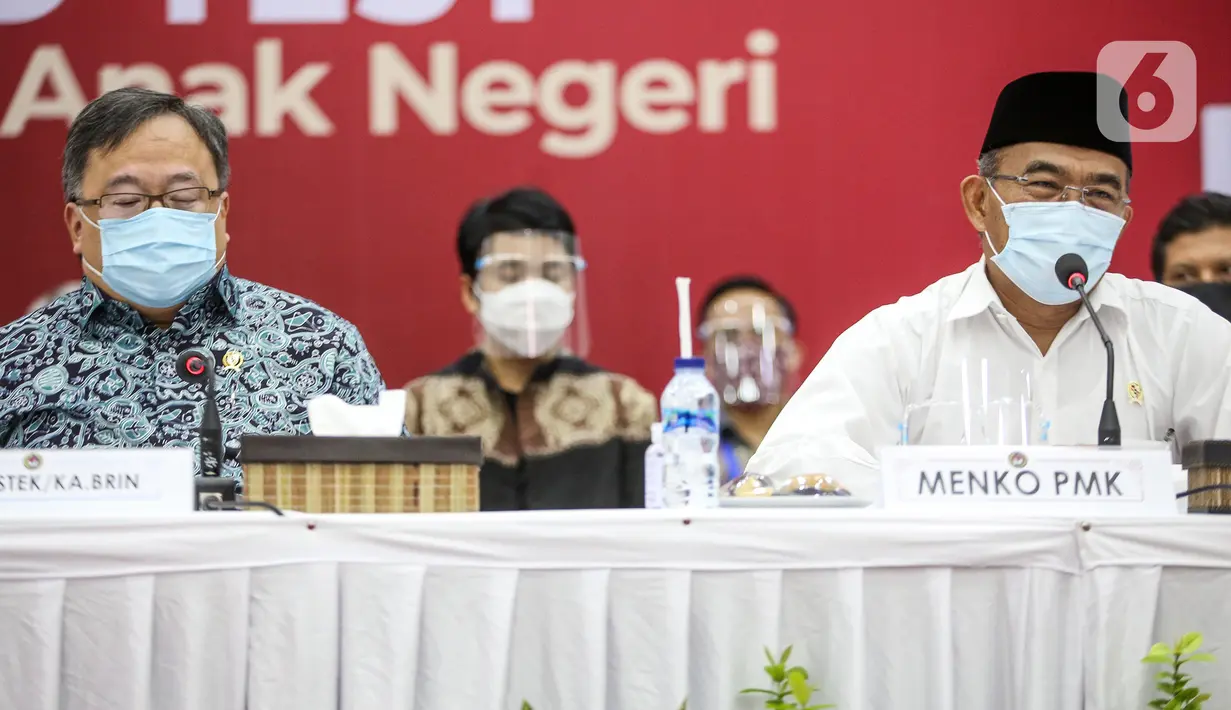 Menko PMK Muhadjir Effendy (kanan) bersama Menteri Riset Teknologi dan Pendidikan Bambang Brodjonegoro memberikan keterangan saat mengikuti Rapid Tes menggunakan alat produksi dalam negeri di Kantor Kemenko PMK, Jakarta, Kamis (9/7/2020). (Liputan6.com/Faizal Fanani)