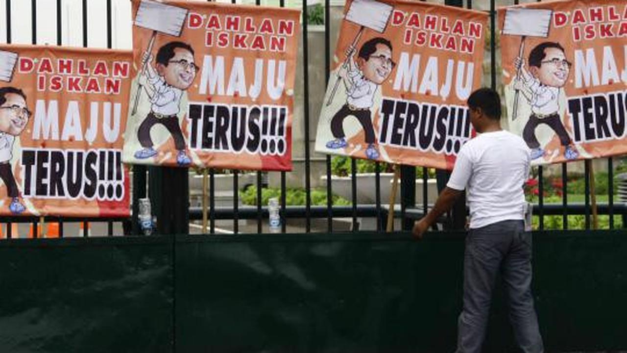 Puluhan massa gelar aksi Save BUMN di DPR
