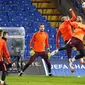 Pemain Barcelona, Luis Suarez duel udara dengan Andres Iniesta saat latihan jelang leg pertama 16 besar Liga Champions di Stadion Stamford Bridge, Senin (19/2/2018). Chelsea akan berhadapan Barcelona. (AP/Alastair Grant)