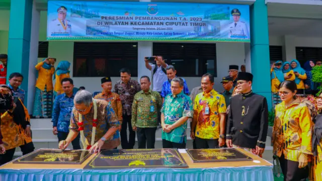 Wali Kota Tangerang Selatan Benyamin Davnie saat meresmikan pembangunan Infrastruktur pemerintahan. (Istimewa)