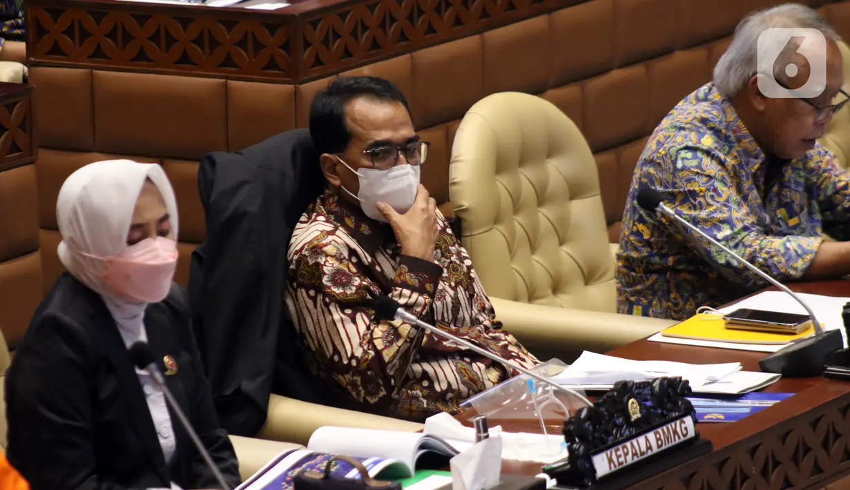Menteri PUPR Basoeki Hadimoeljono (kanan), Menteri Perhubungan Budi Karya Sumadi (tengah), Kepala BMKG Dwikorita Karnawati (kiri) rapat dengar pendapat dengan Komisi V DPR di Kompleks Parlemen, Jakarta, Rabu (6/4/2022). (Liputan6.com/Angga Yuniar)