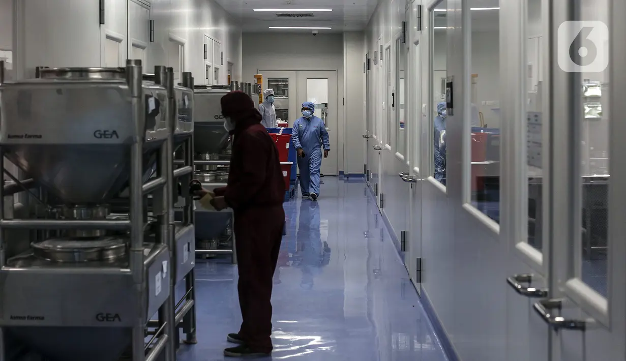 Aktivitas pekerja di pabrik produksi obat Kimia Farma di Banjaran, Bandung, Jawa Barat, Kamis (29/7/2021). Menurut Wakil Ketua DPR RI Sufmi Dasco Ahmad, Kimia Farma telah memproduksi obat COVID-19 Favipiravir berkapasitas produksi 2 juta tablet per hari. (Liputan6.com/Johan Tallo)
