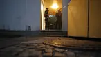 Petugas polisi berjaga di apartemen tempat lima anak ditemukan tewas di kota Solingen, Jerman barat (3/9/2020). Seorang ibu diduga membunuh lima anaknya (yang berusia satu, dua, tiga, enam dan delapan tahun) sebelum mencoba bunuh diri dengan melompat di depan kereta, kata polisi. (AFP/Leon Kuegeler)