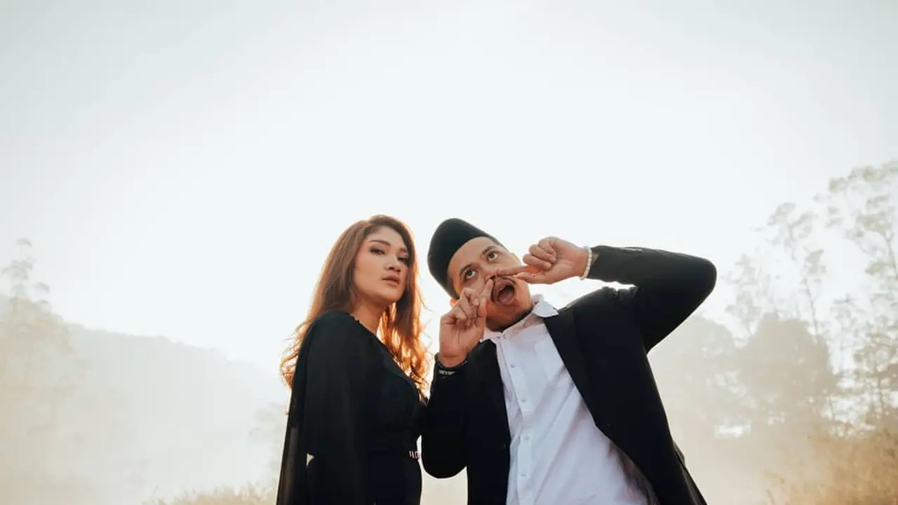 6 Potret Gaya Kocak Tretan Muslim Saat Preweding