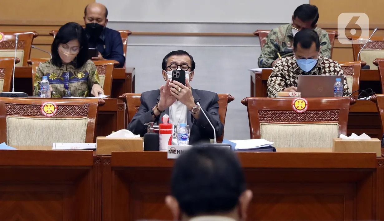 Menteri Hukum dan Hak Asasi Manusia Yasonna Laoly saat rapat kerja dengan DPR di Jakarta, Kamis (31/3/2022). Rapat terkait amandemen Undang-Undang No.35/2009 tentang Narkotika. (Liputan6.com/Angga Yuniar)