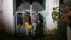 Personel polisi melakukan penyelidikan setelah dugaan ledakan terjadi di dekat kedutaan besar Israel di New Delhi pada 26 Desember 2023. (Arun SANKAR / AFP)