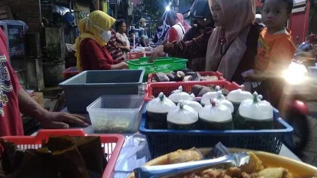 Choirul Mahpuduah (53 tahun), sukses membangun komunitas usaha “Kampung Kue” di Surabaya, Jawa Timur.