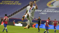 Penyerang Paraguay, Braian Samudio melakukan selebrasi usai mencetak gol ke gawang Chile pada pertandingan lanjutan Grup A Copa America 2021 di Stadion Nacional Mane Garrincha, Brasilia, Jumat (25/6/2021) pagi WIB. Paraguay menang atas Chile dengan skor 2-0. (AP Photo/Ricardo Mazalan)