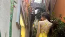 Puas melihat pemandangan, Lisa kemudian berjalan santai di kota mengenakan cut-out dress berwarna kuning cerah dari Zimmerman. [Instagram/lalalalisa_m]