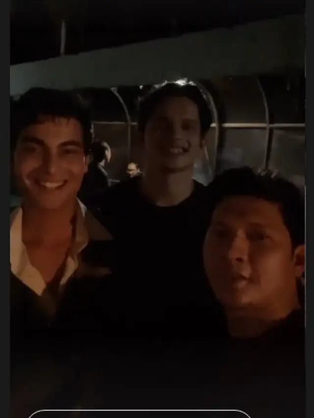 Iko Uwais di Lokasi Syuting Buku Harian Seorang Istri