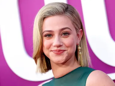 Lili Reinhart menghadiri pemutaran perdana film Look Both Ways di TUDUM Theatre, Hollywood, California, Amerika Serikat, 16 Agustus 2022. Lili Reinhart tampil menakjubkan dengan mengenakan gaun hijau panjang berbahan mesh tembus pandang di bagian pinggang dan leher. (Emma McIntyre/Getty Images/AFP)