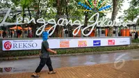 Kios 'Lenggang Jakarta' kini mulai ramai didatangi pengunjung di kawasan Monas, Jakarta, Jumat (17/4/2015). Seorang warga tampak melintas  di depan Kios 'Lenggang Jakarta'. (Liputan6.com/Faizal Fanani)