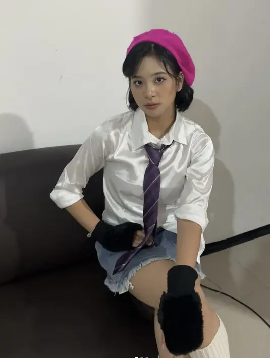 Paduan dasi dan kemeja juga memberikan tampilan school girl yang sempurna. Gaya ini bisa kamu tiru dengan mudah tanpa banyak paduan fashion item. [Foto: Instagram/ Zee JKT48]