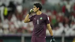 Kiper Maroko,&nbsp;Yassine Bounou saat laga 16 besar Piala Dunia 2022 melawan Spanyol yang berlangsung di Education City Stadium, Selasa (06/12/2022). (AP/Julio Cortez)