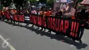 Jakmania membentangkan Spanduk yang mengkritik Menpora di depan Kantor Kementerian Pemuda dan Olahraga, Jakarta, Selasa (11/8/2015). Mereka ingin Liga Indonesia kembali digelar. (Liputan6.com/Johan Tallo)