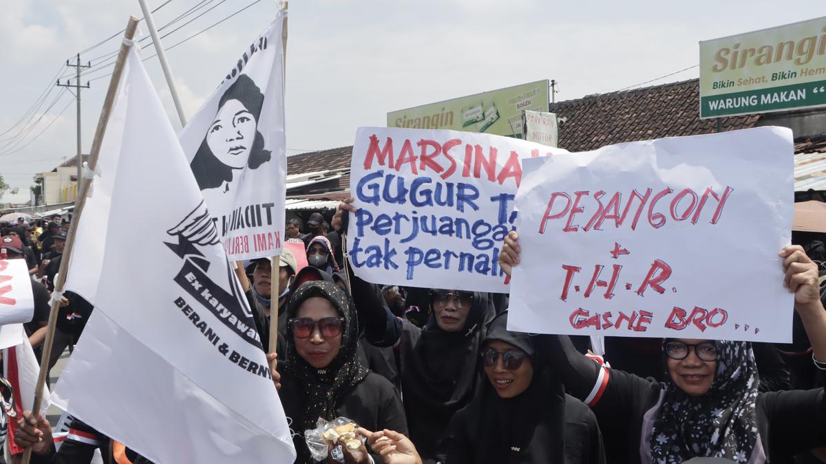 Belum Terima Pesangon, Ratusan Eks Karyawan Sritex Turun ke Jalan