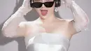 Penampilannya dilengkapi dengan aksesori seperti mahkota, headphone, dan kacamata hitam. [@felicyangelista_].