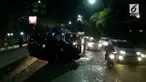 Tidak mengusai jalan di Jakarta, sebuah Avanza berplat nomer Semarang terbalik usai menabrak Separator Busway.