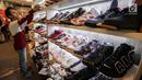 Penjual merapikan sepatu sneaker pada bazar Sneakerpeak Kemang Quatro di Lippo Mall Kemang, Jakarta, Rabu (20/11). Kegiatan bagi para pecinta sneaker mengusung tema Quatro. (Liputan6.com/Fery Pradolo)