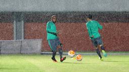 Boaz Solossa tengah berlatih saat hujan deras di Stadion Maguwoharjo, Sleman, Sabtu (08/10/2016). (Bola.com/Nicklas Hanoatubun)