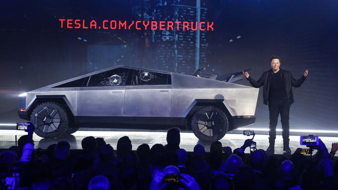 CEO Tesla, Elon Musk, memperkenalkan Cybertruck di studio desain Tesla di Hawthorne, California (21/11/2019). Elon musk mengambil pasar truk pickup yang keras dengan kendaraan listrik terbarunya. (AP Photo/Ringo H.W. Chiu)