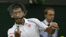 Petenis putra Serbia, Novak Djokovic, mengembalikan bola pukulan petenis Afrika Selatan, Kevin Anderson, dalam Turnamen Tenis Wimbledon yang berlangsung di London, Inggris. (7/7/2015). (AP Photo/Alastair Grant)