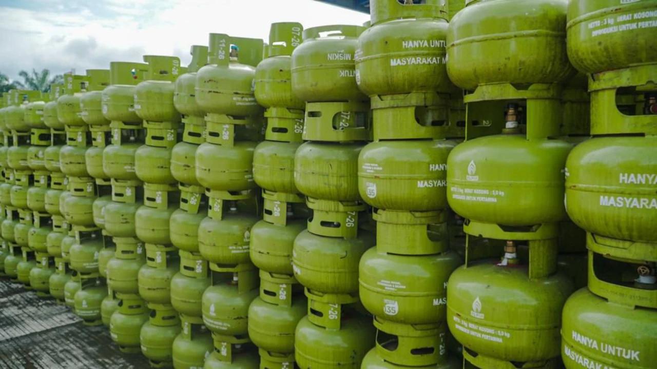 Krisis Gas Melon 3 Kg, Warga Sukabumi Selatan 'Kembali ke Zaman Dulu' Memasak Pakai Kayu Bakar