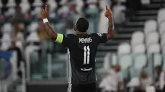 Penyerang Lyon, Memphis Depay berselebrasi usai mencetak gol ke gawang Juventus pada leg kedua babak 16 besar Liga Champions di Allianz stadium, Turin, Italia (7/8/2020). Juventus menang 2-1 atas Lyon, namun tersingkir dari Liga Champions setelah aggregat skor 2-2. (AP Photo/Antonio Calanni)