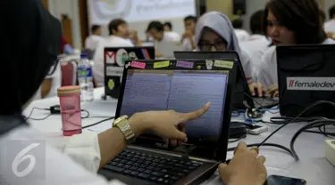 Peserta Apps Challange Code for Vote 4.0 mempersiapkan presentasi aplikasi pendukung Pilkada dalam kompetisi di Kantor KPU, Jakarta, Minggu (8/11). Menyambut Pilkada Serentak 9 Desember, KPU dan Perludem menggelar kompetisi (Liputan6.com/Faizal Fanani)