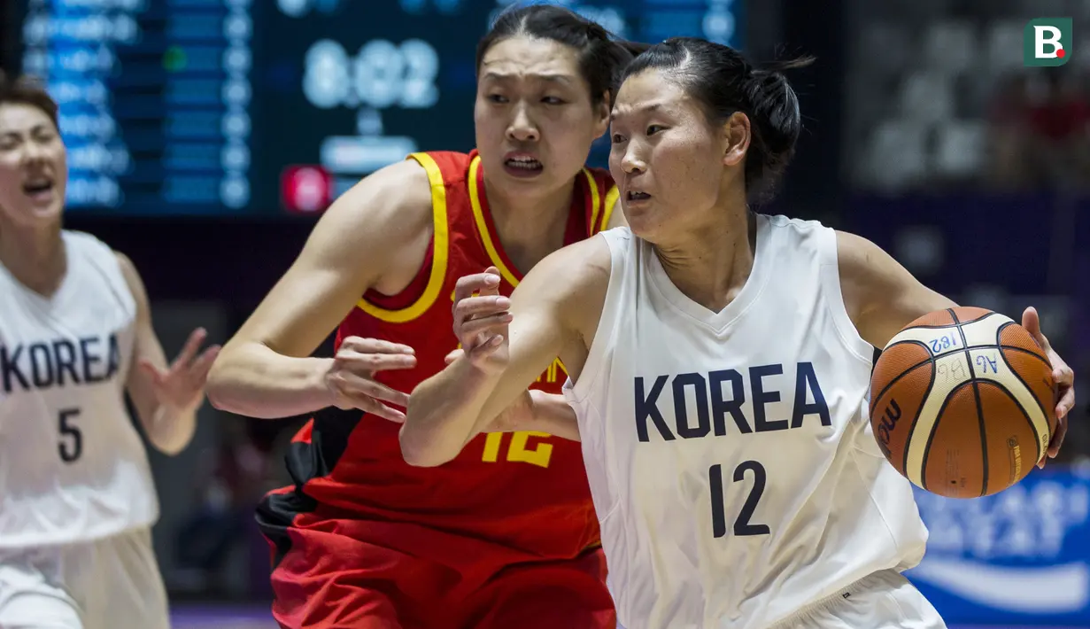 Pebasket Korea Bersatu, Suk Yong Ro, berusaha merebut bola dari pebasket China pada laga final basket wanita Asian Games di Istora, Jakarta, Sabtu (1/9/2018). China menang 71-65 atas Korea Bersatu. (Bola.com/Vitalis Yogi Trisna)