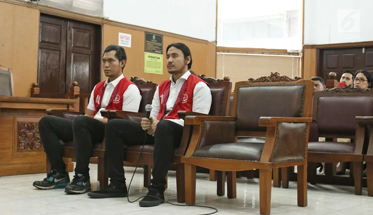 Musikus Marcello Tahitoe atau Ello bersama rekannya Diego saat menjalani sidang putusan di Pengadilan Negeri Jakarta Selatan, Selasa (16/1). Majelis hakim memvonis Ello dan Diego selama 9 bulan rehabilitasi. (Liputan6.com/Herman Zakharia)