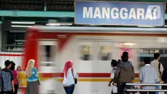 Calon penumpang menunggu kereta commuter line di Stasiun Manggarai, Jakarta, Kamis (13/2/2020). PT KCI melakukan rekayasa perjalanan KRL Bogor dan Bekasi terkait penggantian wesel atau persimpangan rel di stasiun Gambir dan Jakarta Kota. (merdeka.com/Magang/Muhammad Fayyadh)