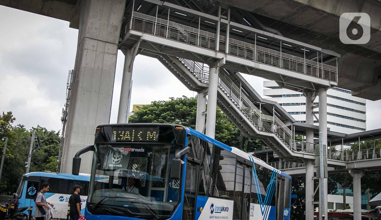 Bus Transjakarta melintas di bawah halte Transjakarta CSW di Jalan Sisingamangaraja, Jakarta, Rabu (15/1/2020). Untuk mencapai halte CSW yang setara dengan bangunan bertingkat 7 lantai tersebut harus melalui 117 anak tangga dengan ketinggian 20 meter. (Liputan6.com/Faizal Fanani)