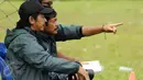 Pelatih Timnas Indonesia U-19, Indra Sjafri menunjuk saat menyeleksi pesepakbola muda dari SSB se Jakarta di Lapangan Wisma Aldiron, Jakarta, Kamis (23/2). 30 pemain adu kemampuan untuk masuk Timnas Indonesia U-19. (Liputan6.com/Helmi Fithriansyah)