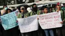 Sejumlah mahasiswa dari berbagai perguruan tinggi di Jakarta melakukan aksi unjuk rasa di depan Kompleks Parlemen RI, Senin (16/9/2019). Dalam aksinya, mereka menolak berbagai RUU yang sedang adan akan dibahas oleh para anggota dewan. (Liputan6.com/Helmi Fithriansyah)